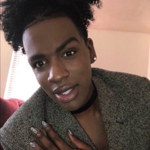 Meet your Posher, Dominique